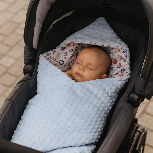 LEANBE Einschlagdecke Babydecke für Babyschale und Kinderwagen 86x86 cm – Baumwolle & Minky Blau /Segelboote